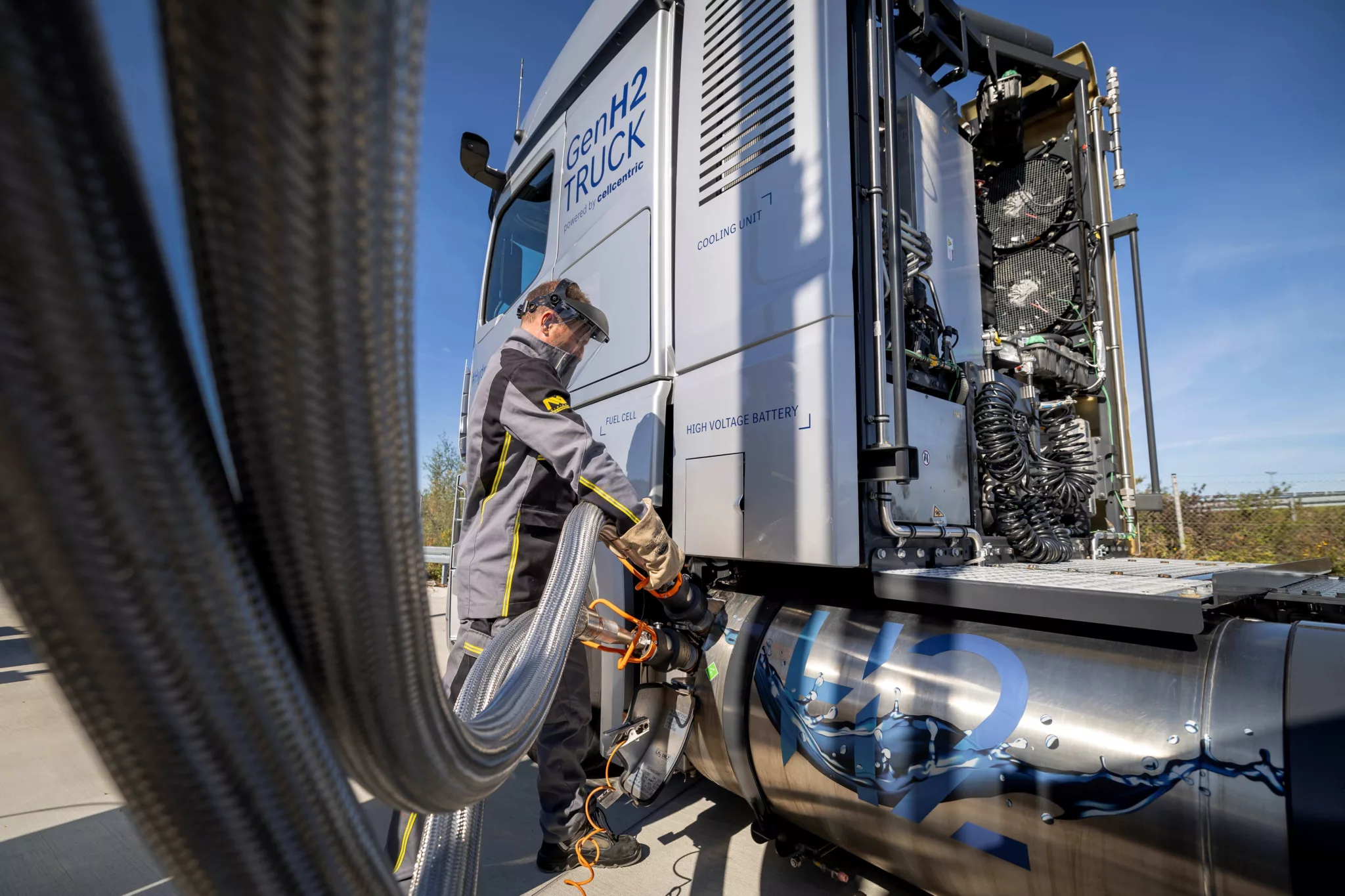 refuelling a hydrogen-powered truck